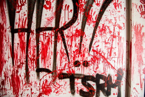 血塗りの壁：廃墟に残された血液の跡と恐怖の痕跡