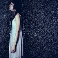 大雨にどしゃ降りされた中でほっそりした女性の横姿の写真