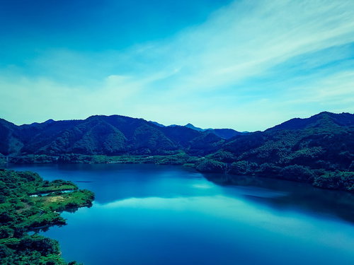 苫田ダムによってできた人造湖・奥津湖を空撮で捉えた風景