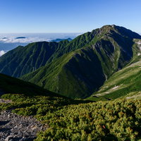 南アルプスの赤石岳と澄んだ青空 日本百名山の雄大な山々の写真