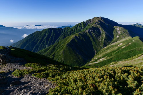 南アルプスの赤石岳と澄んだ青空 日本百名山の雄大な山々