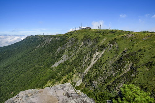 美ヶ原高原の台地上に立つホテルと急峻な崖
