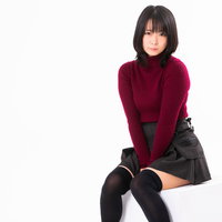 待ちくたびれて膝を抱えて座り込む女性のポーズの写真