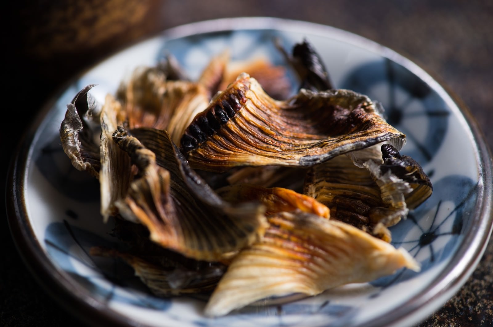 白い皿に盛られた炙られた飛騨ふぐのヒレ