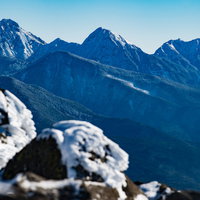 蓼科山山頂から望む厳冬期の八ヶ岳連峰と雪景色の写真