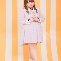 ぽっちゃり女子のツインテールコーデ黒リボン×ピンクワンピースの写真
