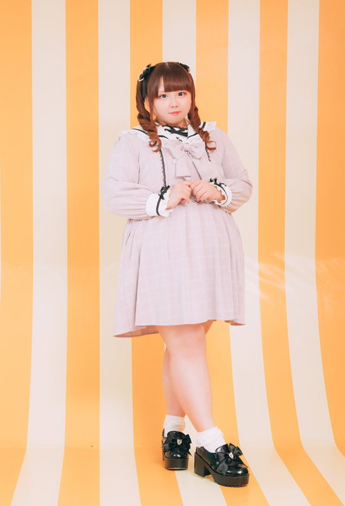 ぽっちゃり女子のツインテールコーデ黒リボン×ピンクワンピース