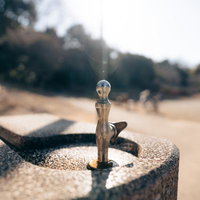 公園にある水飲み場の蛇口の写真