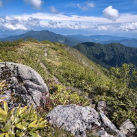 高妻山山頂から飯縄山方面を見た雄大な山岳風景の写真