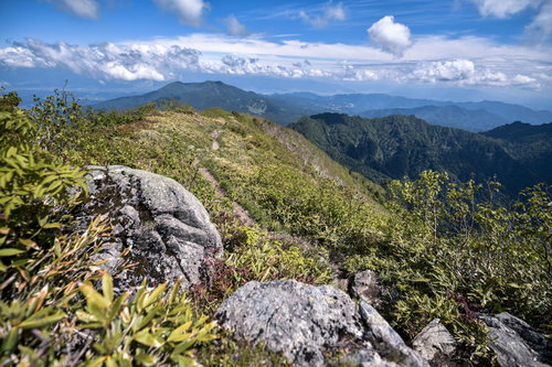 高妻山山頂から飯縄山方面を見た雄大な山岳風景
