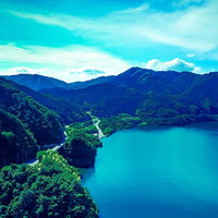 苫田ダムによって造られた奥津湖の空撮風景の写真