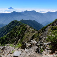 南アルプス南部の稜線から見る富士山と山々の絶景の写真