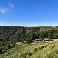 台地上の美ヶ原高原と山小屋の雄大な風景と青空の高原風景の写真