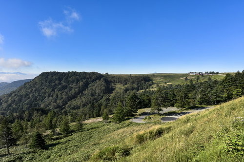 台地上の美ヶ原高原と山小屋の雄大な風景と青空の高原風景