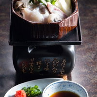 飛騨ふぐのせいろ蒸しと刺し身が並んだ栄太郎の膳の写真