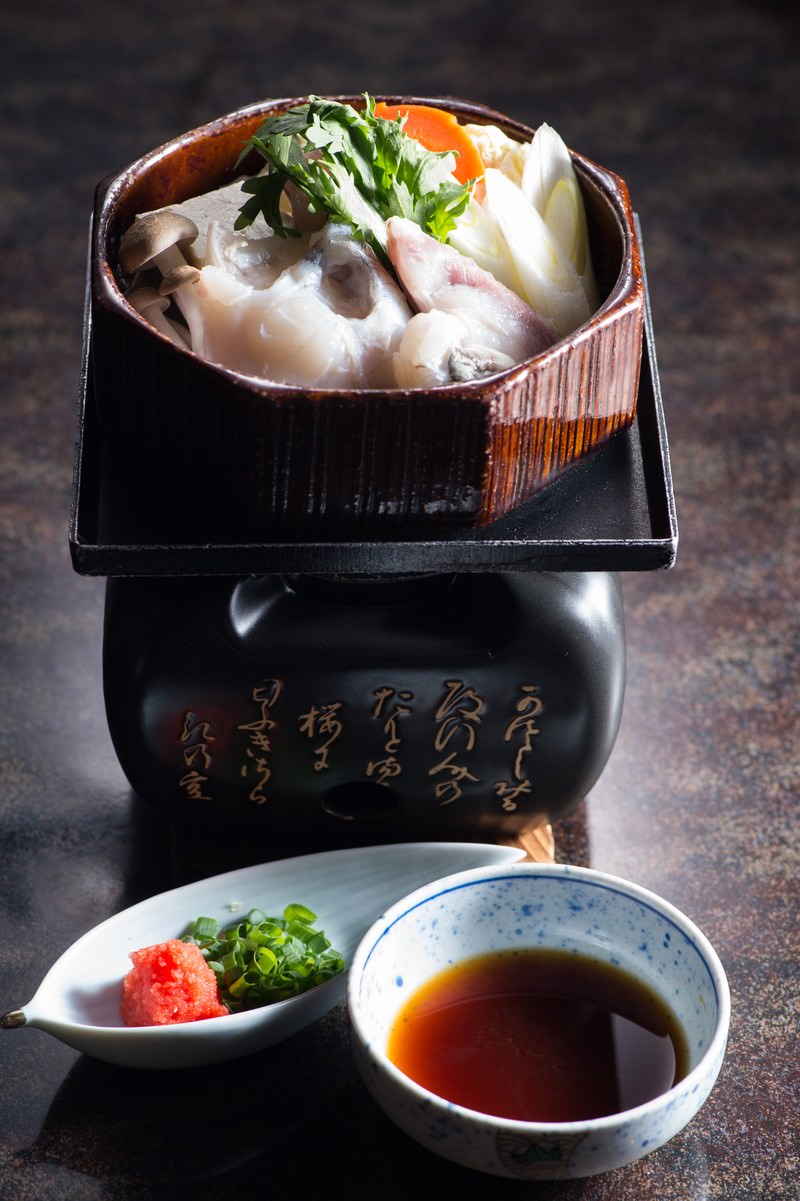 木製せいろに盛られた飛騨ふぐの蒸し料理と刺し身が並んだ膳