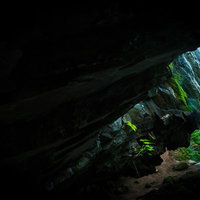 岩井滝の裏見スポット、洞窟から望む渓谷と滝の写真