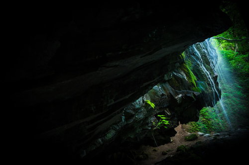 岩井滝の裏見スポット、洞窟から望む渓谷と滝