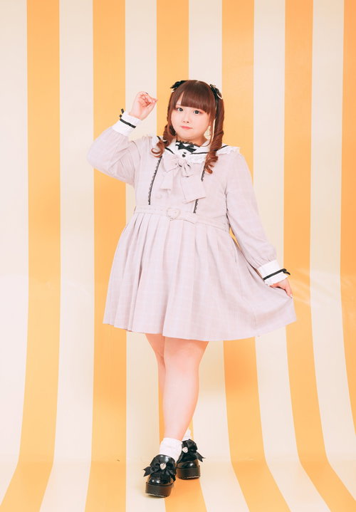 ぽちゃかわアイドルの女性がツインテール姿でポーズ