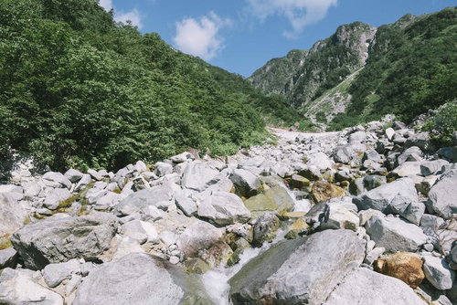 秩父沢周辺から笠ヶ岳の稜線を見上げる岩場の風景