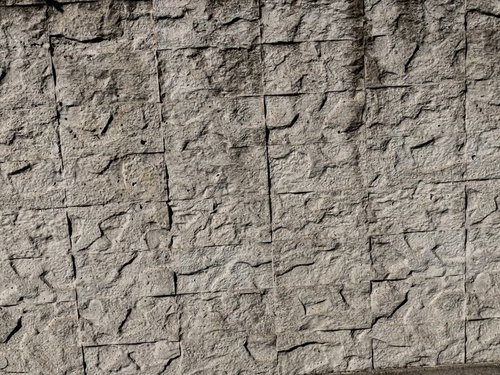 凹凸のある不規則な形状のタイルを張り合わせた外壁