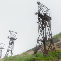 毛無峠の荒野に立つ錆びた鉄塔群の不気味な風景の写真