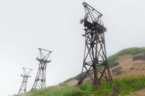 毛無峠の荒野に立つ錆びた鉄塔群の不気味な風景