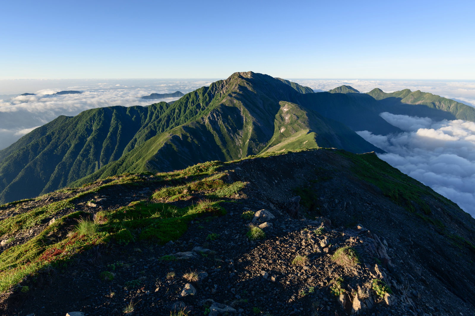 前岳から撮影した赤石岳の山頂部分と南アルプスの山並み
