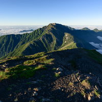 前岳から望む赤石岳と南アルプスの山々の写真