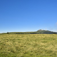 広大な敷地が広がる美ヶ原の草原と青空、100名山の雄大な山岳風景の写真