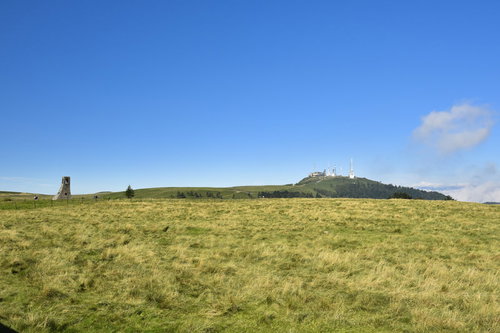 広大な敷地が広がる美ヶ原の草原と青空、100名山の雄大な山岳風景