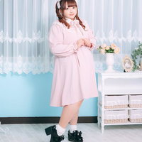 ピンク色のワンピースを着たツインテールのアイドルの写真