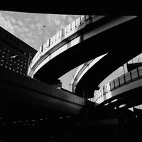 複数階層が立体交差する高速道路の白黒の写真