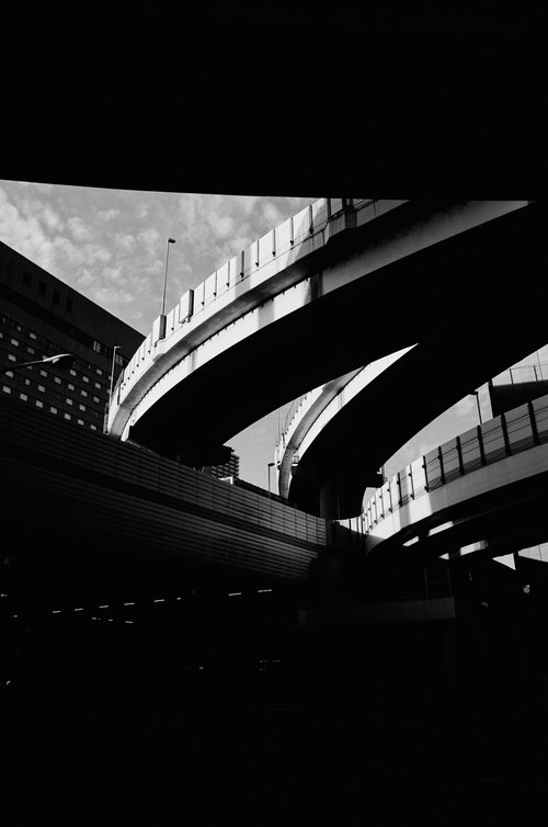 複数階層が立体交差する高速道路の白黒