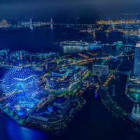 横浜みなとみらいの夜景、ベイブリッジと観覧車がライトアップの写真