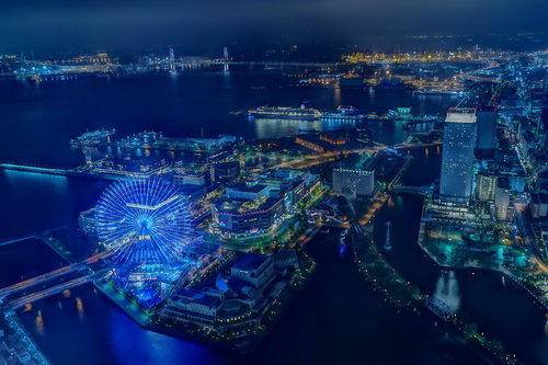 横浜みなとみらいの夜景、ベイブリッジと観覧車がライトアップ
