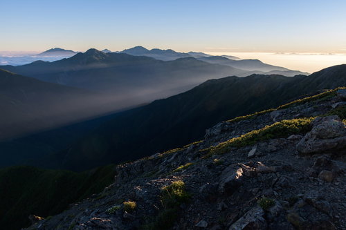 朝日に浮かぶ南アルプス北部の山脈と稜線の雄大な風景