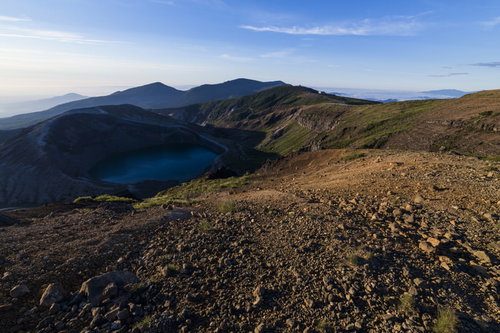 午前の陽光で日陰になった御釜・蔵王山の火山口湖