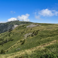 日本百名山・美ヶ原の緩やかな高原道を歩く登山風景の写真