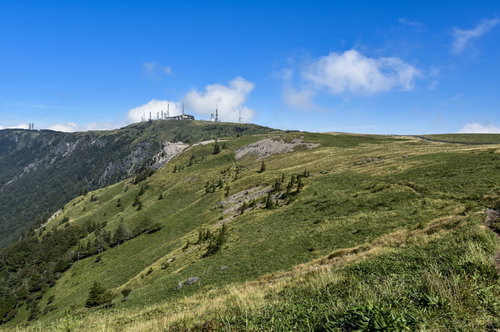 日本百名山・美ヶ原の緩やかな高原道を歩く登山風景