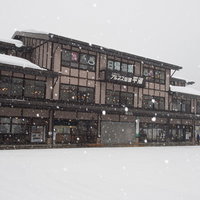 雪が降り積もる平湯温泉のバスターミナルと冬景色の写真