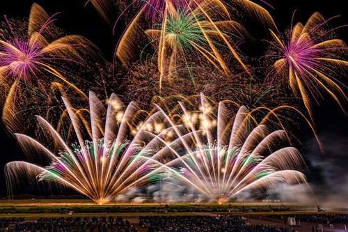 地上から打ち上がる大花火と光跡の夜景