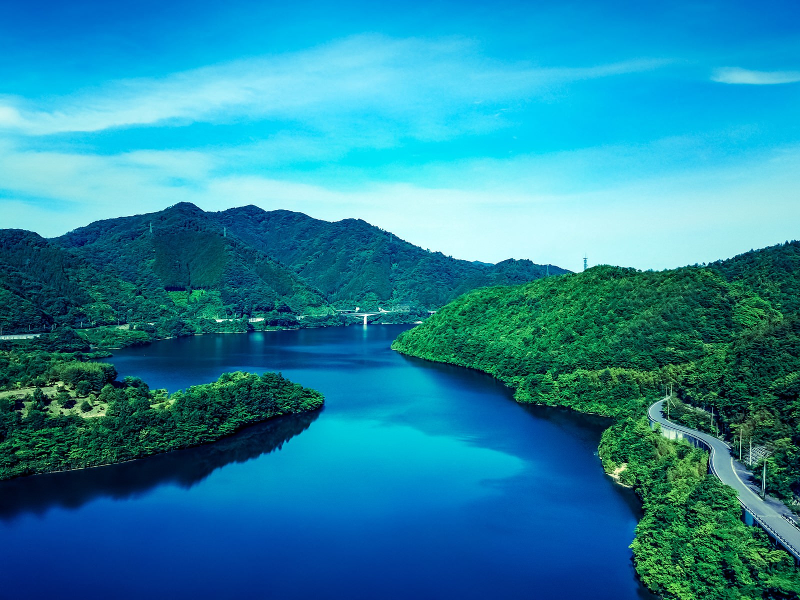 山々に囲まれた奥津湖を空撮した風景写真