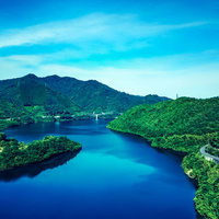 苫田ダム湖水を彩る奥津湖の空撮風景 岡山県鏡野町の自然の写真