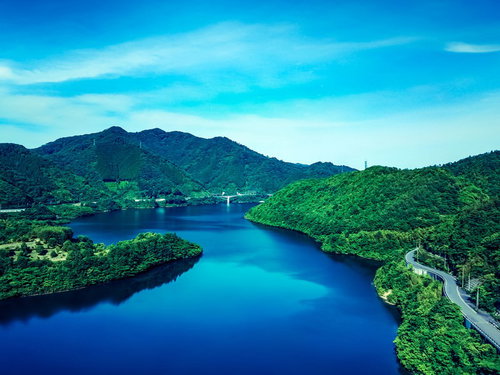 苫田ダム湖水を彩る奥津湖の空撮風景 岡山県鏡野町の自然