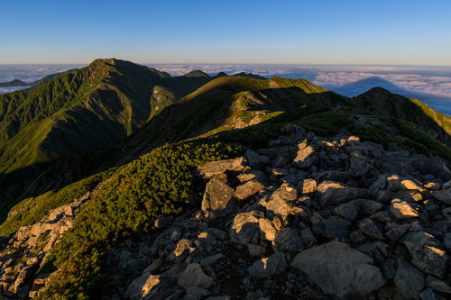 朝日に焼ける南アルプス赤石岳の縦走路と山稜線
