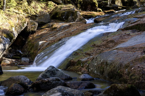 日本百名山・甲武信ヶ岳の毛木平へと流れる滑滝