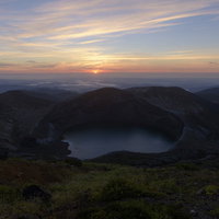 夜明けと共に姿を見せ始めた蔵王山の御釜と五色沼の写真
