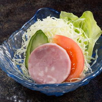 朝食に出てくる新鮮野菜のサラダ、ガラス皿盛り付けの写真