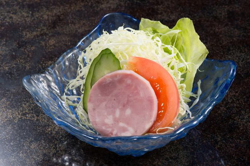 朝食に出てくる新鮮野菜のサラダ、ガラス皿盛り付け